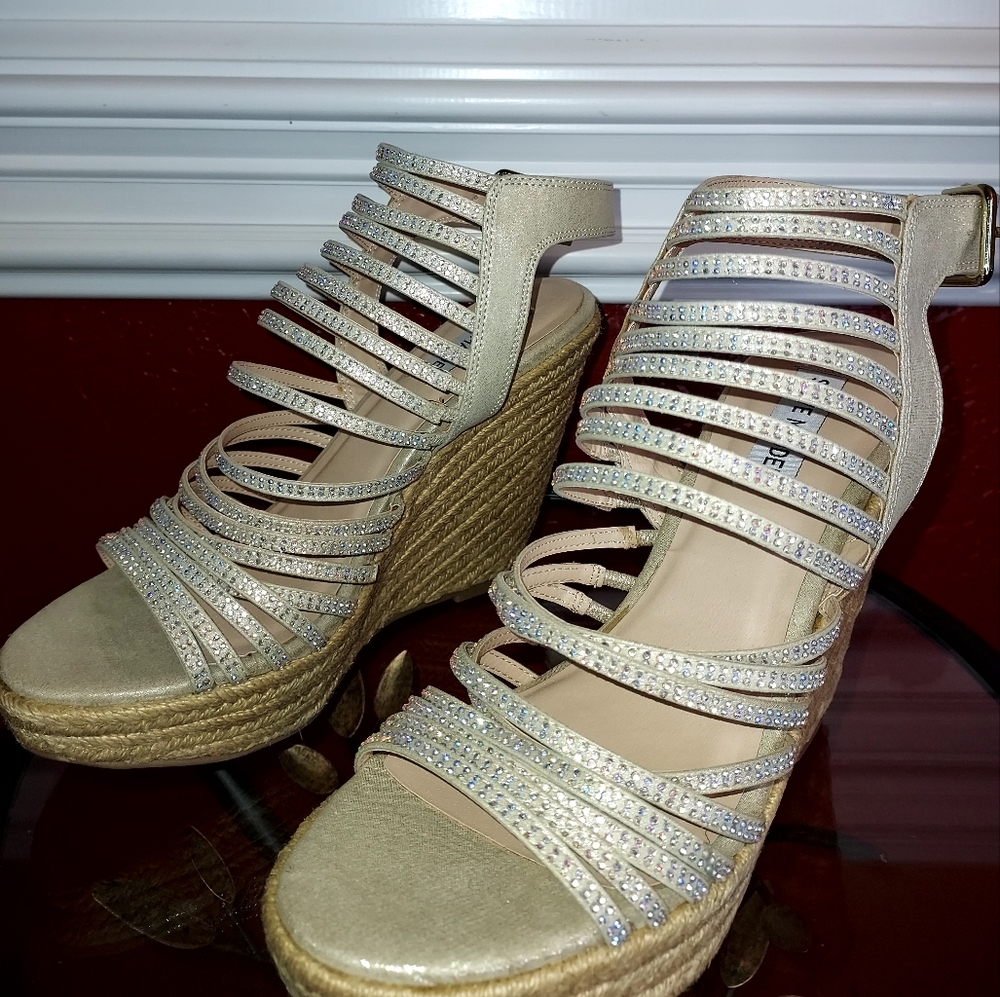Steve Madden Garrden Gold Multi/Rhinestone Size 9B Wedge Sandals